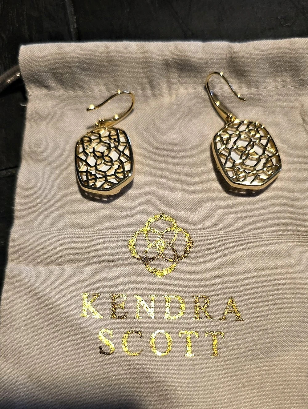 Kendra Scott Daphne Gold Drop Earrings in Ivory Mother-of-Pearl Gold-Tone